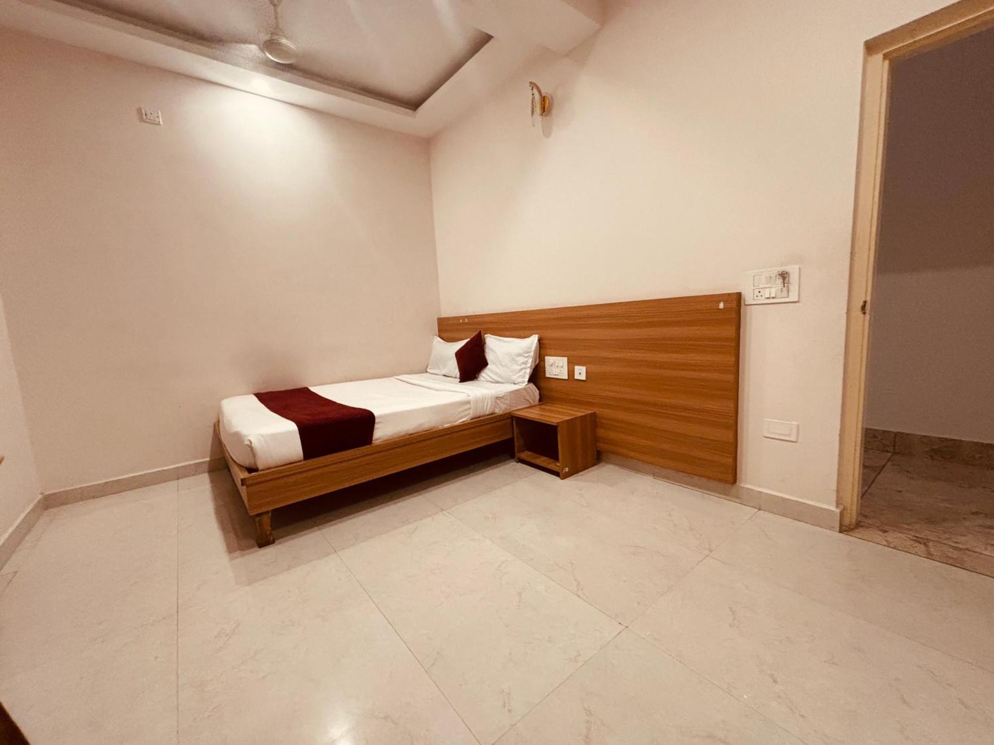Seema Palace Inn 1 Km From Railwaystaion Мисор Екстериор снимка
